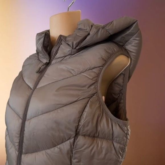 Charter Club Women's Hooded Puffer NWT Vest Sz S Taupe - Picture 3 of 6
